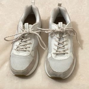 Skechers woman’s size 9 tennis running walking shoes in good condition